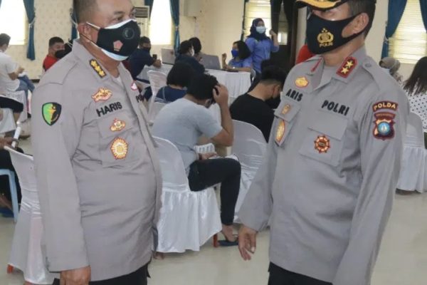 polda kepri berikan vaksinasi massal pada masyrakat kapolda meninjau langsung 9263