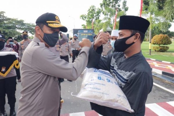 polda kepri salurkan bantuan 95 ton beras kepada masyarakat 11029