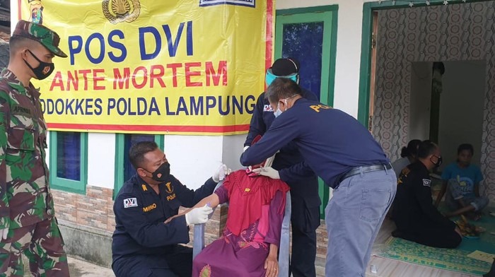 polda lampung ambil sampel dna keluarga korban sriwijaya air sj 182 36658