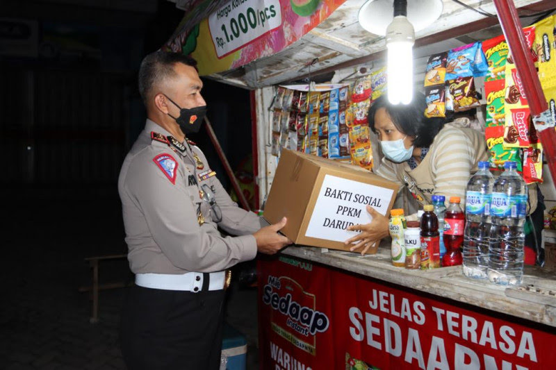 polda lampung bagikan paket sembako untuk bantu masyarakat yang terdampak pandemi covid 19 29377