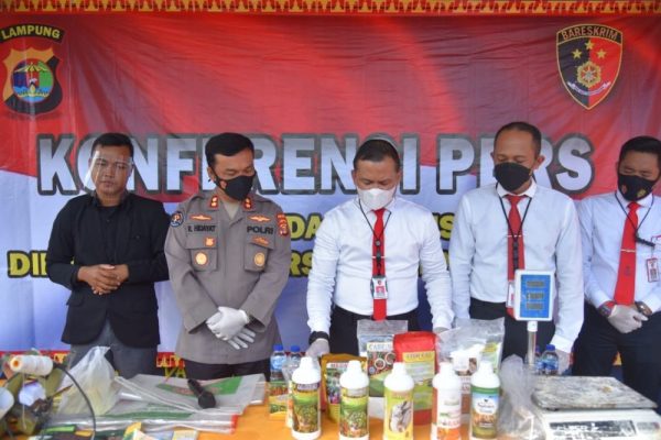 polda lampung berhasil ungkap lokasi produksi pupuk ilegal di pringsewu 22964