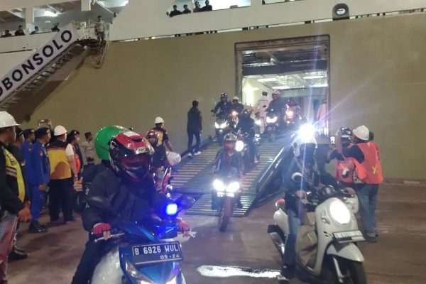 polda lampung beri pengawalan untuk pemudik motor yang turun dari pelabuhan 72334
