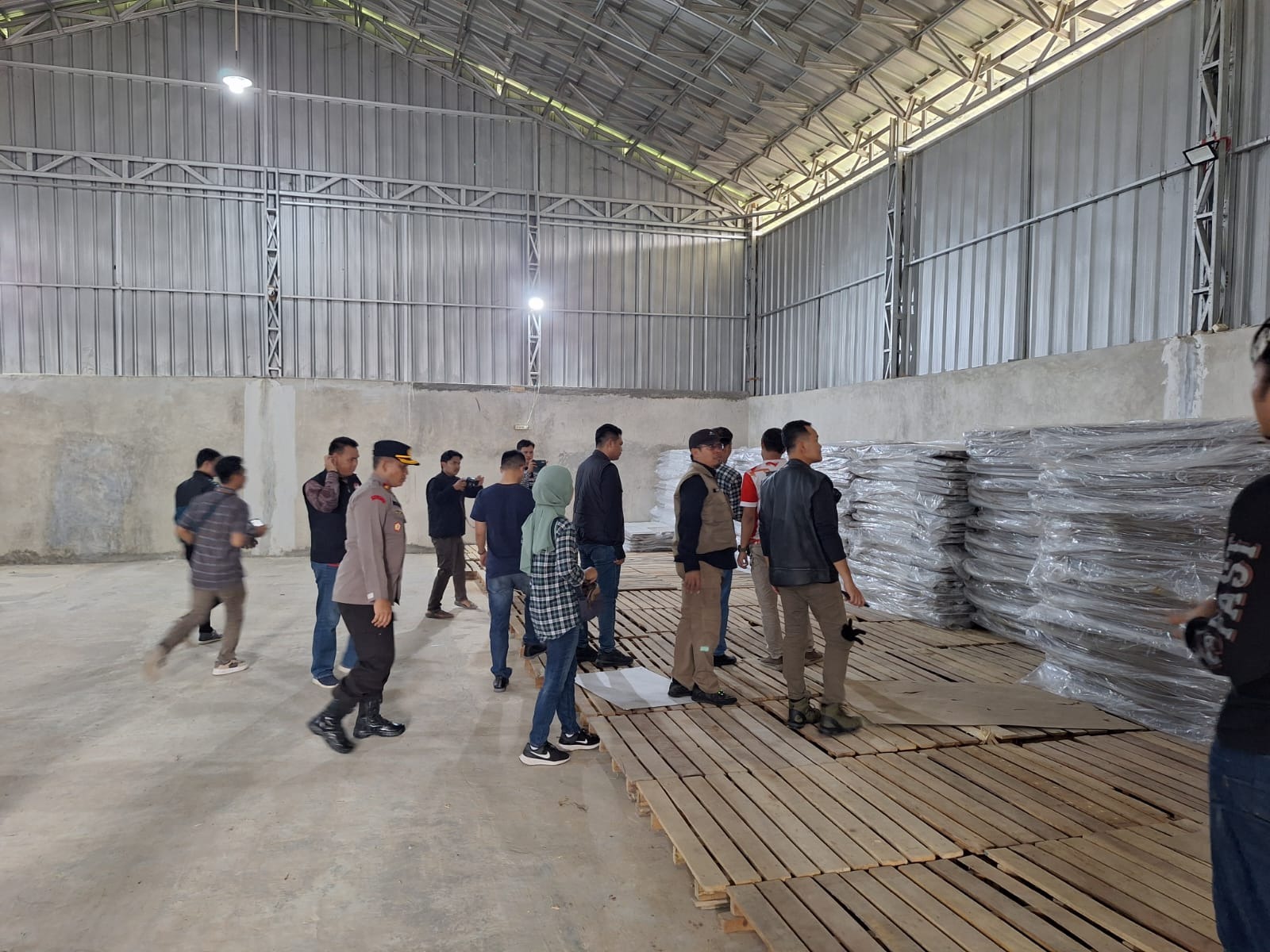 polda lampung bersama tim kpu dan bawaslu melaksanakan pengecekan ke gudang penyimpanan logistik pilkada 2024 79582