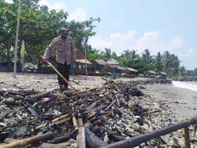 polda lampung duga limbah aspal di pesisir lampung berasal dari kapal corporate 27220