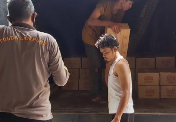 polda lampung salurkan ribuan liter minyak goreng ke seluruh polres di lampung 21235