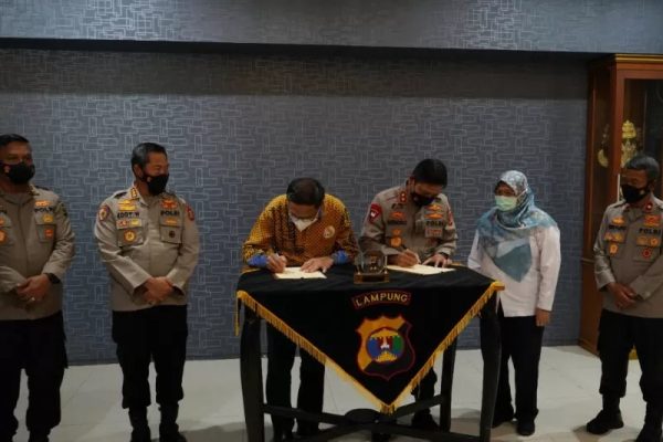 polda lampung tanda tangani mou pengembangan sdm dan teknologi 27189