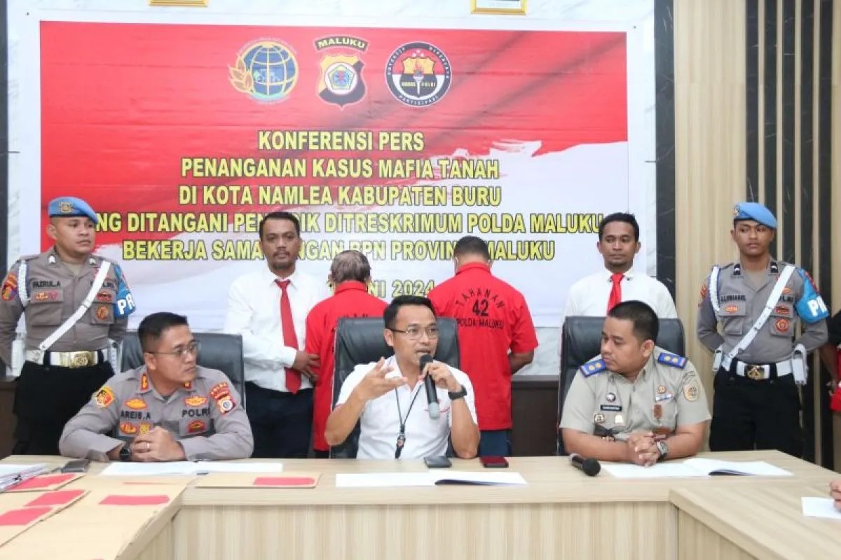 polda maluku berhasil ringkus dua terduga pelaku mafia tanah bersama barang bukti di pulau buru 74806