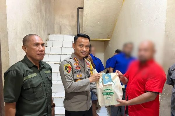 polda maluku berikan bingkisan idul fitri kepada 22 tahanan di rutan tahti polda 72437