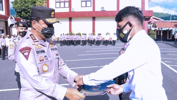 polda malut berikan reward pada 49 personel yang berprestasi 24812