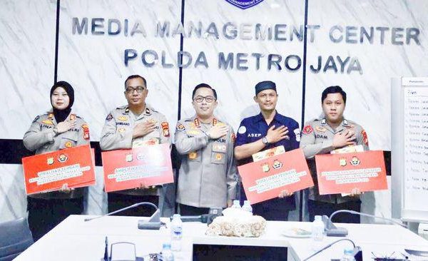 polda metro beri penghargaan 5 polisi berprestasi 72712