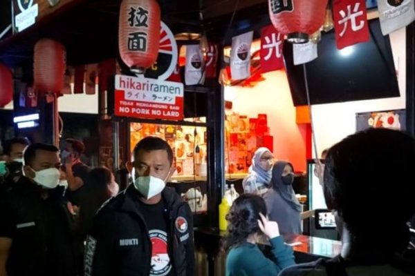polda metro bubarkan kerumunan di food street pantai indah kapuk 22654