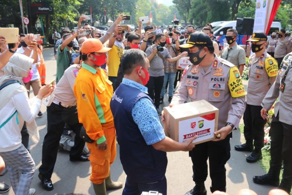 polda metro jaya bagikan 15 ribu paket sembako untuk masyarakat terdampak covid 19 34963