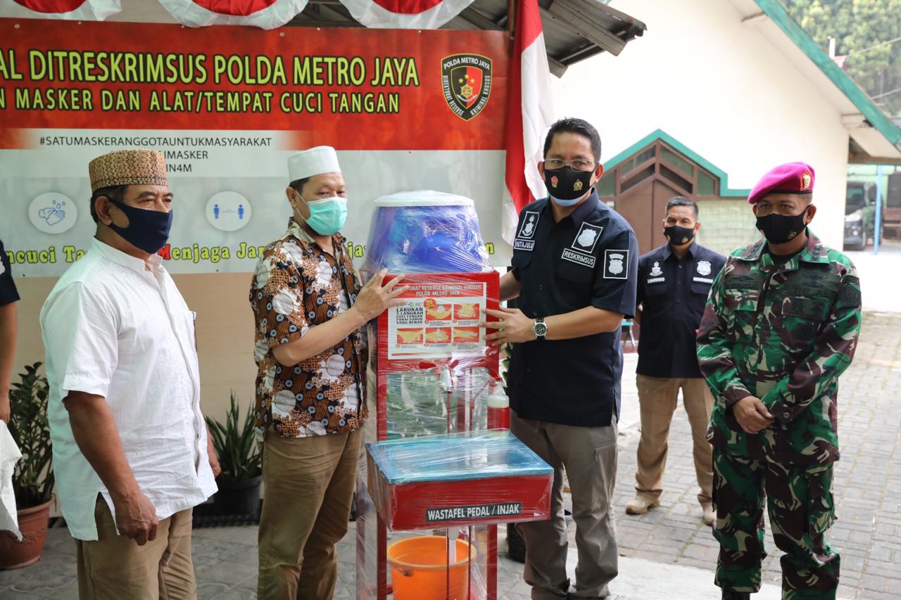 polda metro jaya bagikan 500 ribu masker dan alat pencuci tangan di 31 tempat ibadah 35166