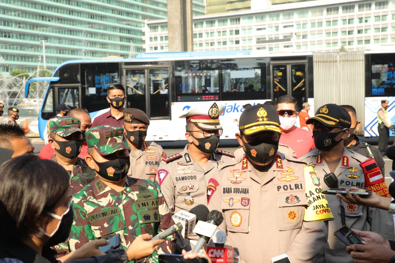 polda metro jaya bagikan 5000 masker dan imbau masyarakat taat protokol kesehatan 34985