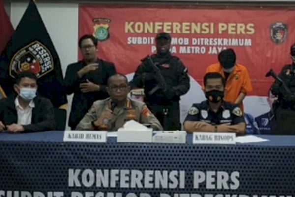 polda metro jaya berhasil ringkus 2 pelaku penipuan dengan modus sms 16020
