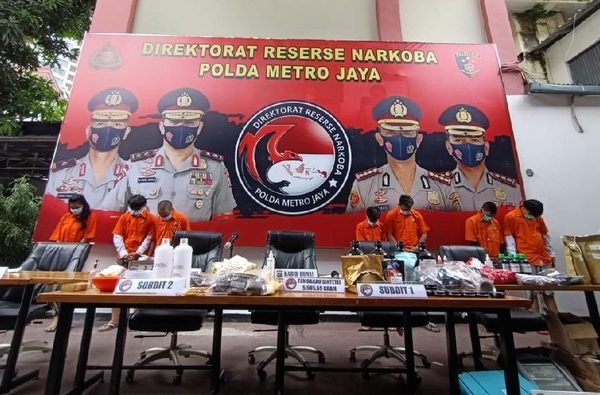 polda metro jaya berhasil ungkap pabrik ganja sintetis di apartemen 16101