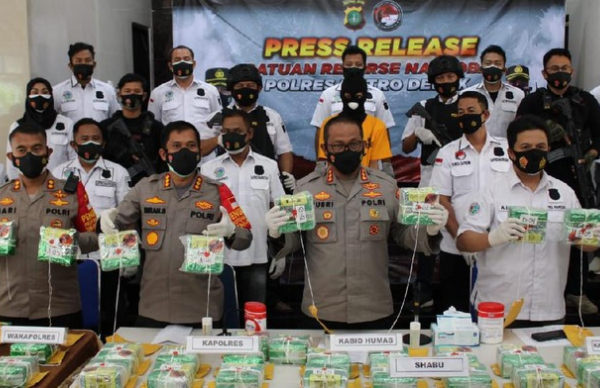 polda metro jaya bersama polres metro depok berhasil tangkap kurir 46 kg sabu dalam kemasan teh hijau 15894