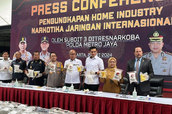 polda metro jaya bongkar pabrik narkoba di bogor 74273