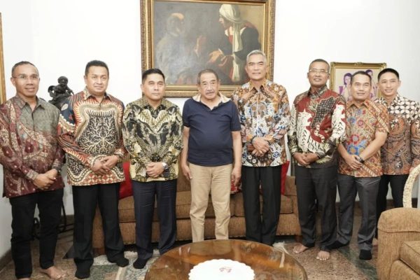 polda metro jaya dan jajaran anjangsana ke kediaman mantan kapolri 72828