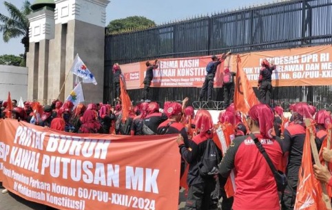 polda metro jaya kerahkan sebanyak 1 676 personel untuk kawal unjuk rasa kspi di kantor kpu 78006