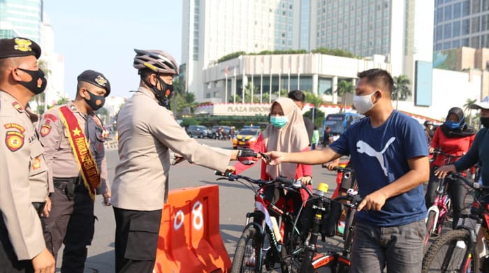 polda metro jaya pantau dan imbau warga patuhi protokol kesehatan 11451