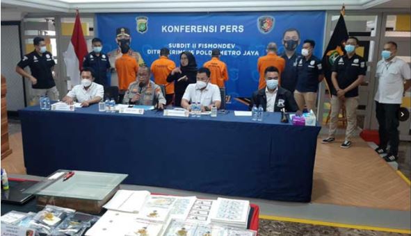 polda metro jaya ringkus pengedar dan pencetak mata uang dolar amerika palsu 16058