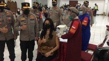 polda metro jaya vaksinasi massal di 100 kampung tanggung jaya 13199