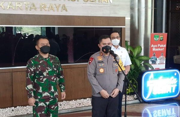 polda metro pangdam jaya dan gubernur dki mengkampanyekan gerakan bermasker 30434