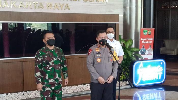 polda metro pangdam jaya dan gubernur dki mengkampanyekan gerakan bermasker 30434