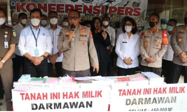 polda metro serahkan 15 tersangka mafia tanah ke kejaksaan 16152