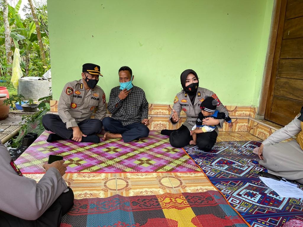 polda ntb berikan pendampingan psikologi keluarga korban kapal tenggelam 9946
