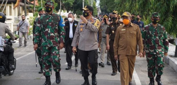 polda ntb dan korem 162 wb bagikan ratusan sembako 11770