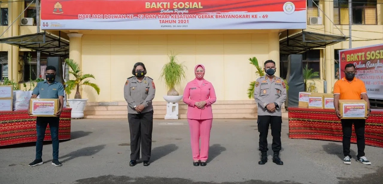 polda ntt bagikan ratusan paket sembako peringati hari polwan ke 73 dan hari kesatuan gerak bhayangkari ke 69 29231