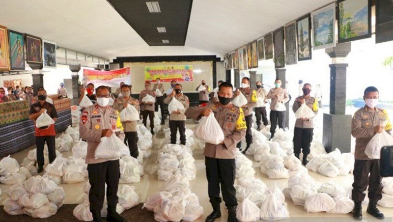 polda ntt berikan paket sembako kepada masyarakat di perbatasan 12808