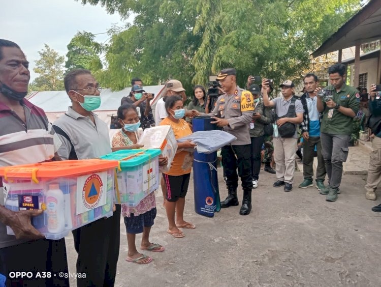 polda ntt dan relawan salurkan ratusan paket bantuan bagi korban erupsi gunung lewotobi 80631