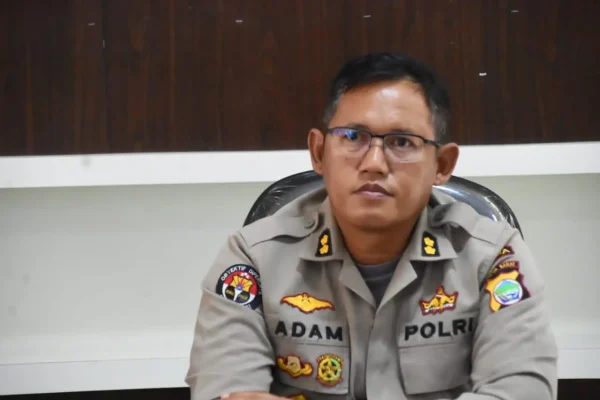 polda pabar berhasil menyita berbagai jenis minuman keras 45165