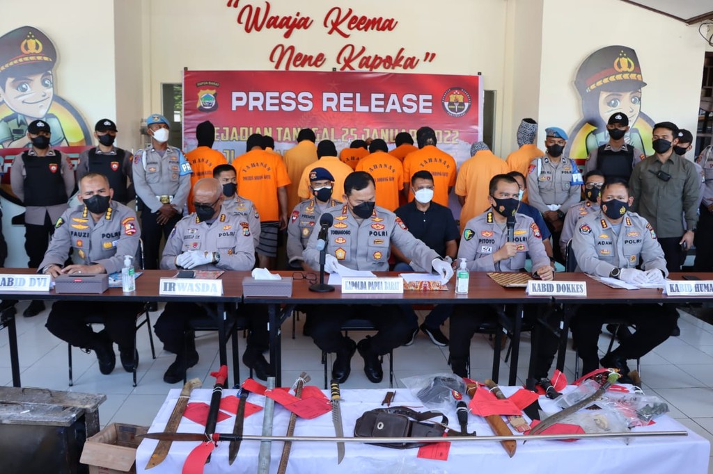 polda papua barat berhasil amankan sembilan pelaku pembakaran double o di kota sorong 23074
