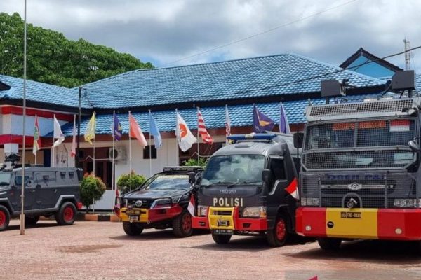 polda papua barat kerahkan sebanyak 318 personel untuk amankan rapat pleno rekapitulasi pemilu 2024 71164