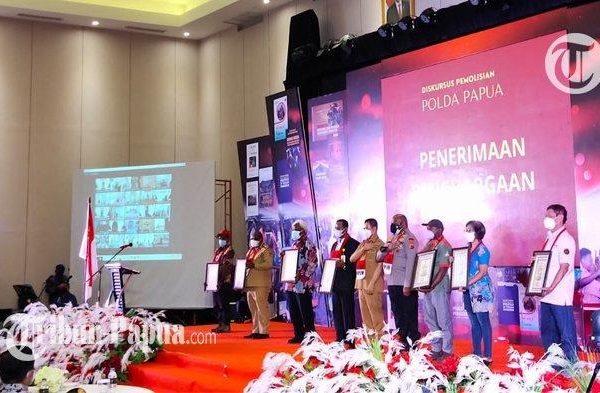 polda papua berikan penghargaan bagi sejumlah tokoh masyarakat dan pembangunan papua 20895