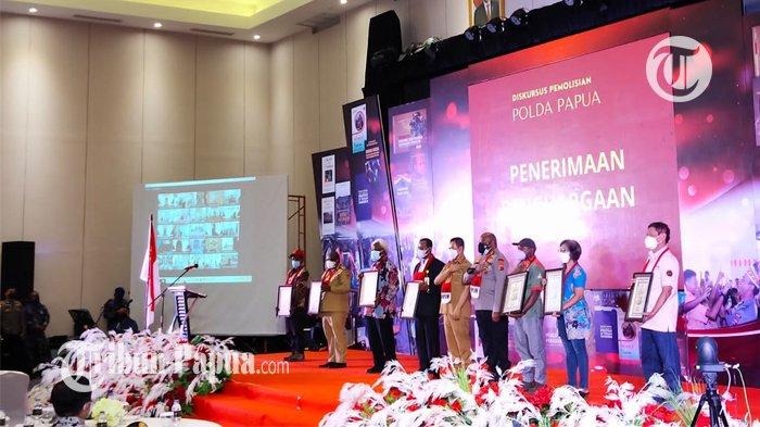polda papua berikan penghargaan bagi sejumlah tokoh masyarakat dan pembangunan papua 20895