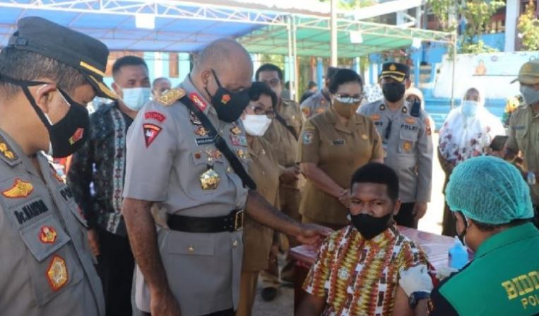 polda papua edukasi warga tentang vaksin covid 19 melalui pelajar 9408