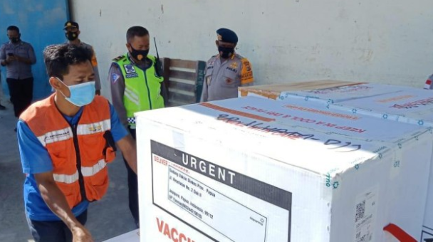 polda papua kawal kedatangan 28 080 vaksin sinovac covid 19 tahap ii di jayapura 36693