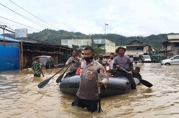 polda papua terjunkan 380 personel bantu penanganan banjir dan longsor di jayapura 9952