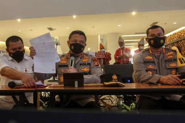 polda riau amankan tersangka pemalsuan surat bebas covid 19 di bandara sultan syarif kasim 28724