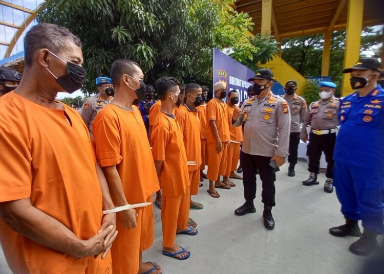 polda riau berhasil gagalkan penyeludupan 50 000 batang kayu ilegal di perairan kep meranti 29117