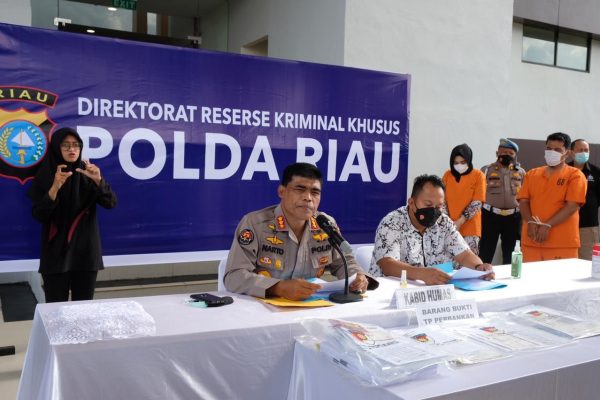 polda riau berhasil ungkap pengelapan uang nasabah 13 miliar 13053