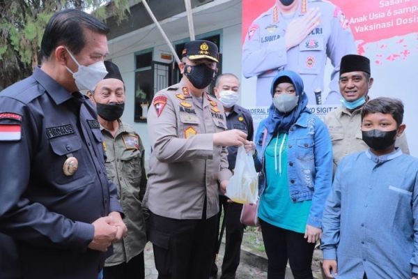 polda riau bersama pwnu pemda dan apkasindo gelar vaksinasi dan bazzar minyak goreng 9972