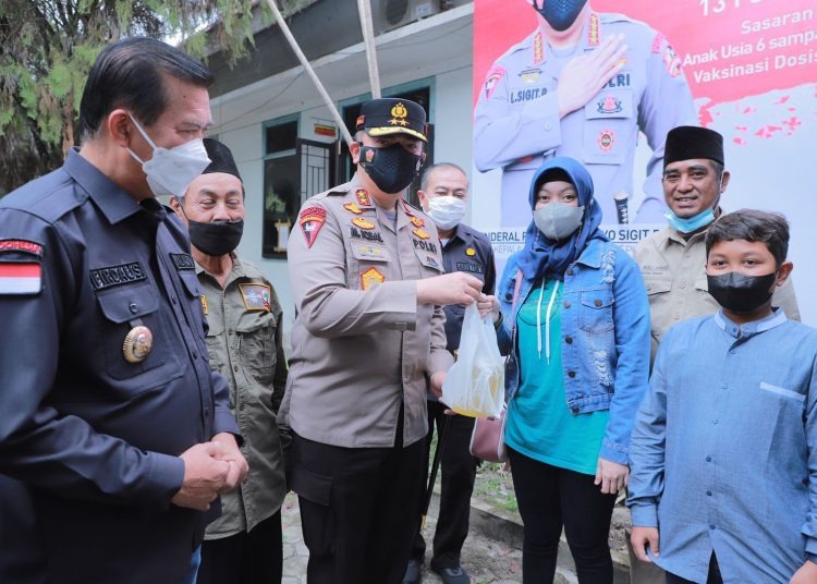 polda riau bersama pwnu pemda dan apkasindo gelar vaksinasi dan bazzar minyak goreng 9972
