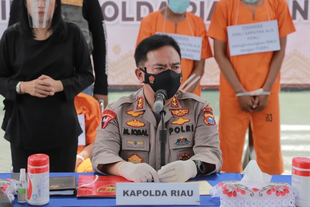 polda riau dan polresta pekanbaru ungkap pelaku pembakaran mobil kapolda ini hasil kerja tim 17652