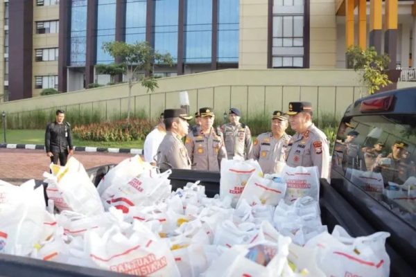 polda riau distribusikan 2 ribu paket sembako untuk masyarakat yang membutuhkan 56365